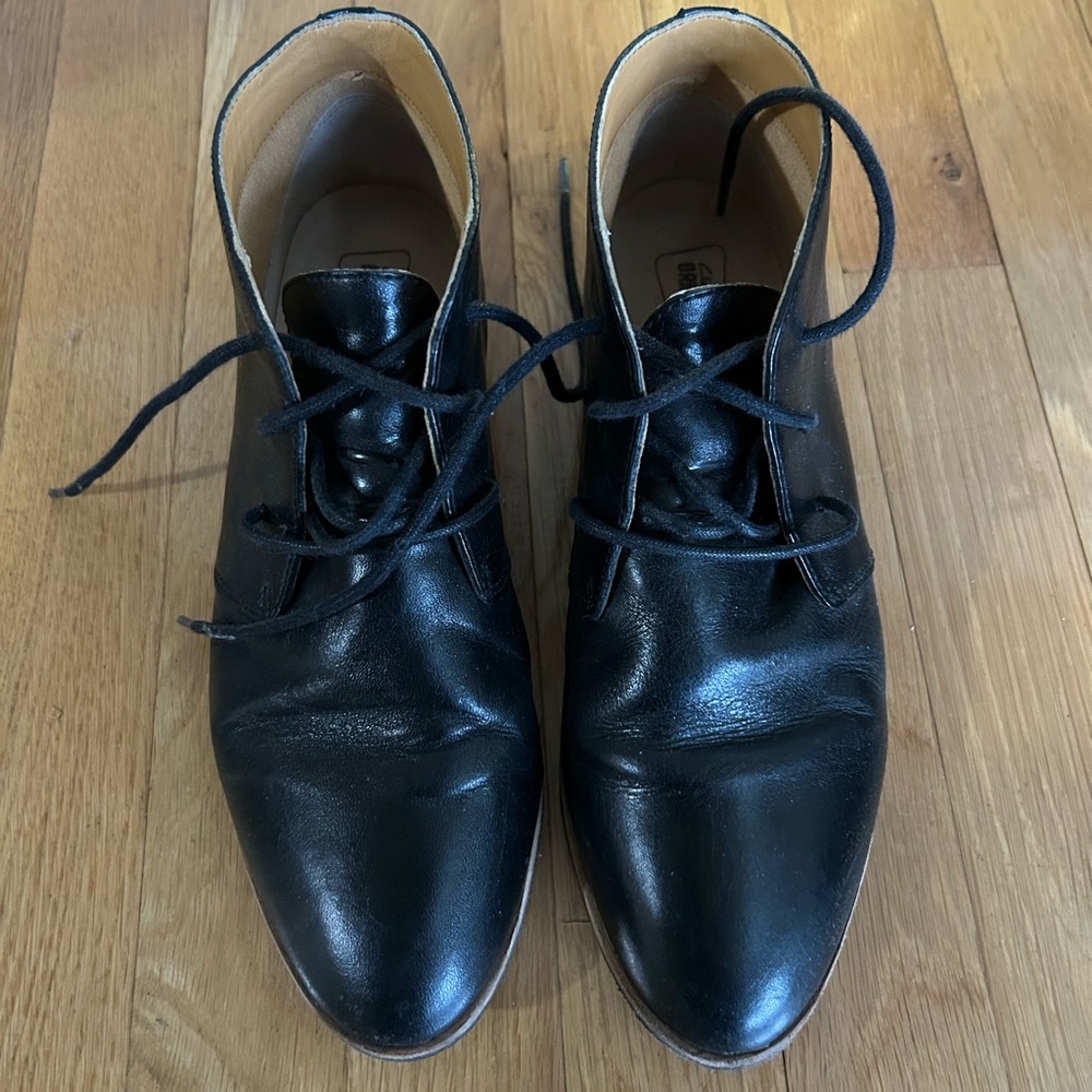 Clarks Black Chukka Boots Sleek Leather Design
